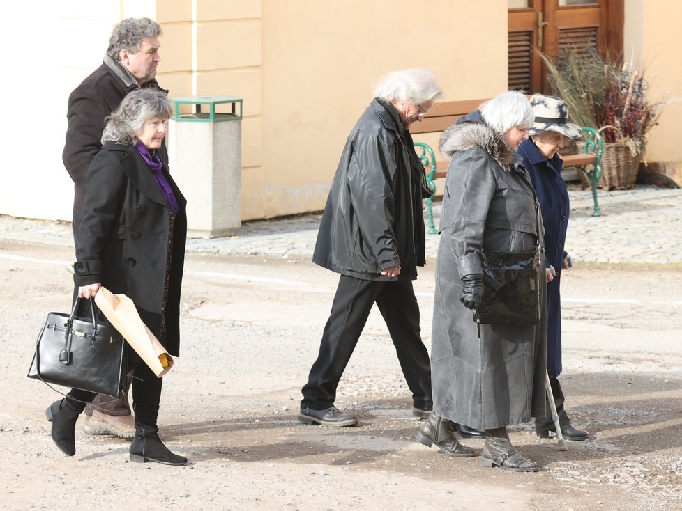 Pohřeb Nadi Urbánkové - smuteční hosté a mezi nimi sestra Urbánkové Drahoslava Valkounová