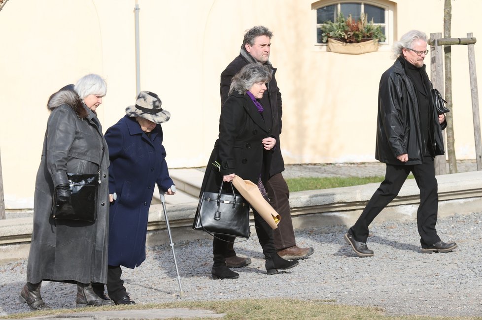 Pohřeb Nadi Urbánkové - s berlemi přišla sestra Urbánkové Drahoslava Valkounová