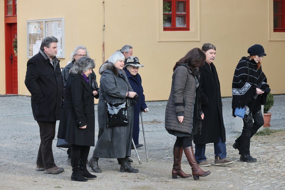 Pohřeb Nadi Urbánkové - smuteční hosté a mezi nimi sestra Urbánkové Drahoslava Valkounová