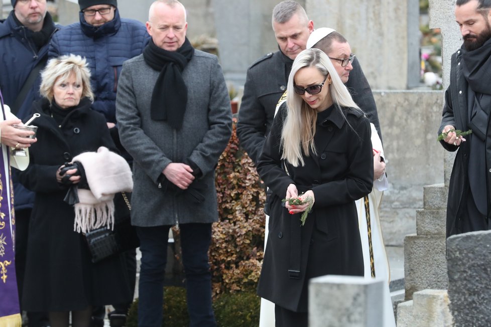 Pohřeb Nadi Urbánkové – Eva Hrušková, Karel Voříšek a Jana Fabiánová