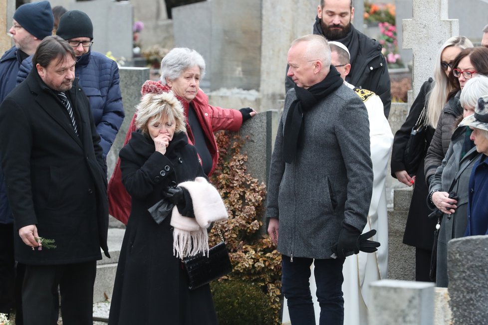 Pohřeb Nadi Urbánkové – Eva Hrušková a Karel Voříšek