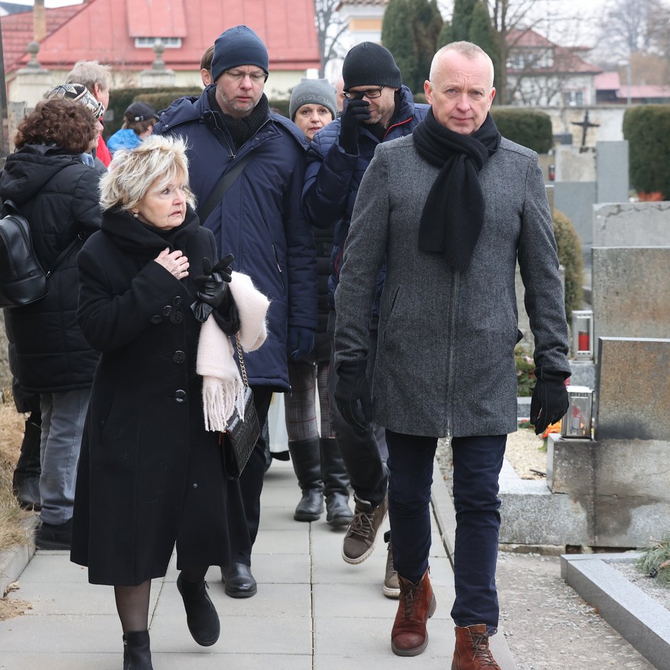 Pohřeb Nadi Urbánkové – Eva Hrušková a Karel Voříšek