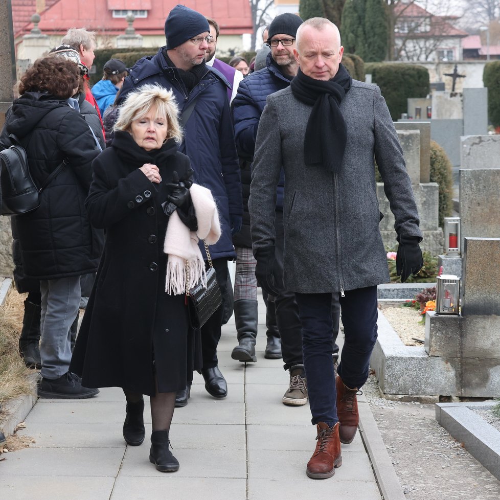 Pohřeb Nadi Urbánkové – Eva Hrušková a Karel Voříšek