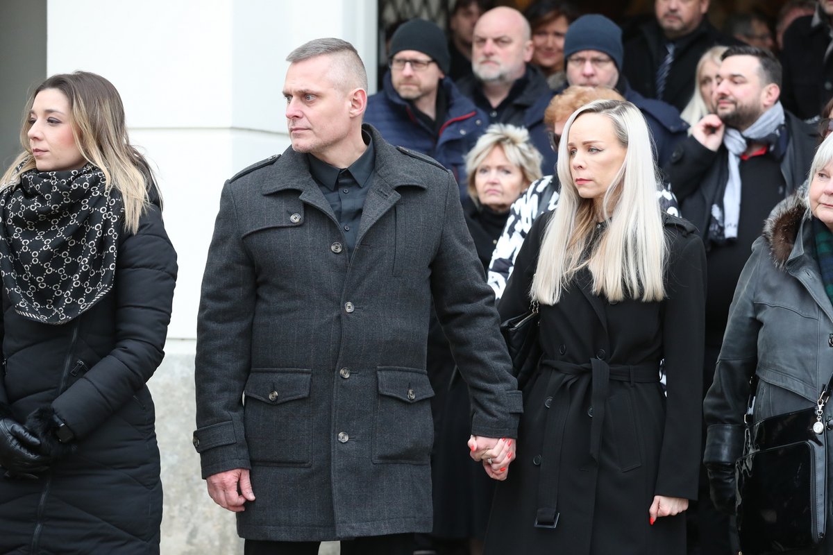 Pohřeb Nadi Urbánkové - dcera Jana Fabiánová s partnerem