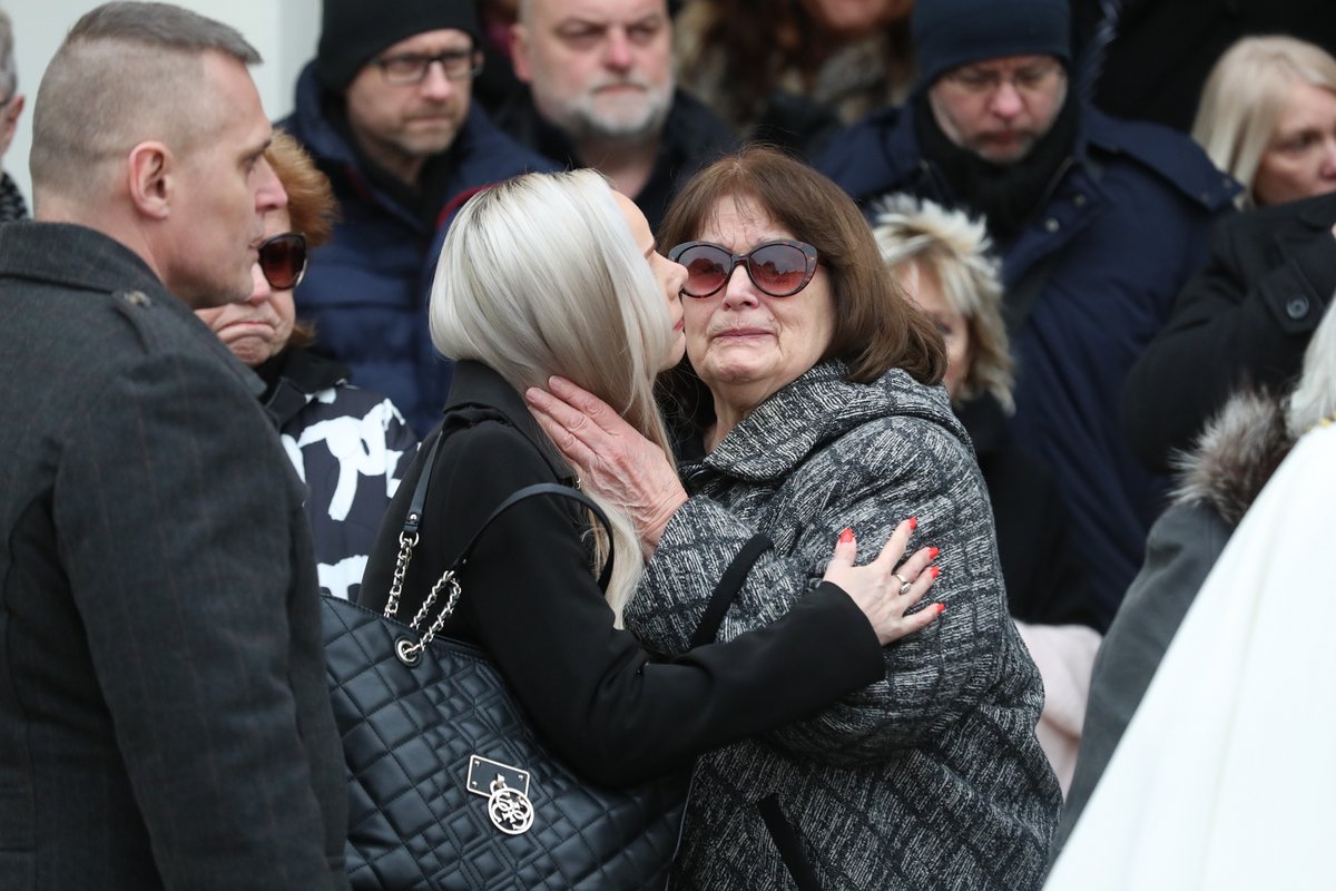 Pohřeb Nadi Urbánkové - Jana Fabiánová přijímá kondolence