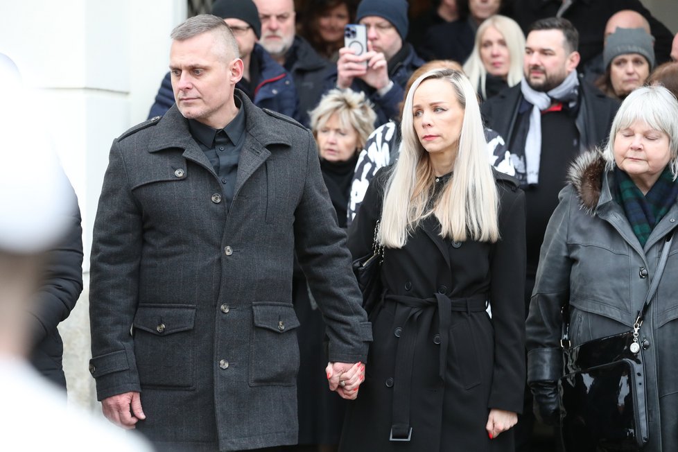 Pohřeb Nadi Urbánkové - dcera Jana Fabiánová s partnerem