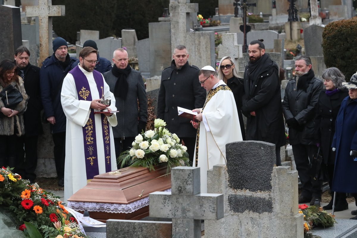 Šárka Rezková byla z pohřbu z minulého týdne tak zdrcena, že na mši ve Strahovském klášteře nešla. 