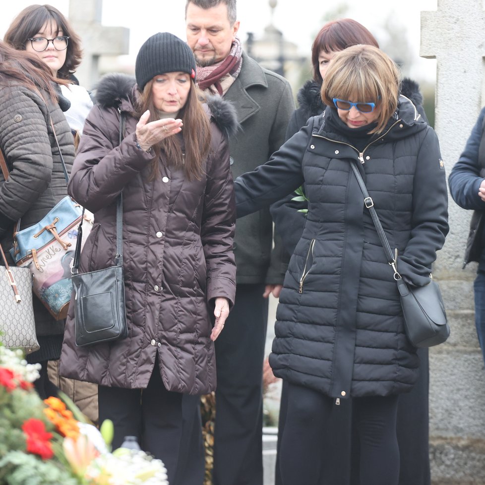 Pohřeb Nadi Urbánkové - Miluška Voborníková a Petra Černocká