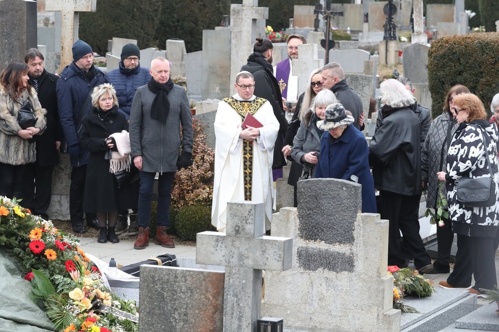 Pohřeb Nadi Urbánkové - Eva Hrušková a Karel Voříšek