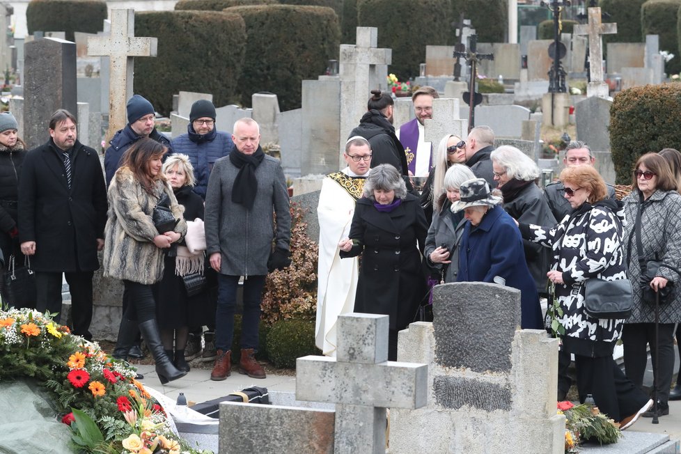Pohřeb Nadi Urbánkové - Eva Hrušková a Karel Voříšek