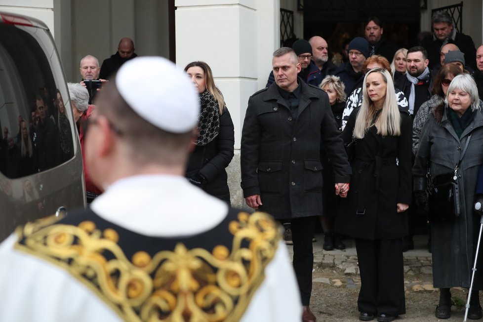 Pohřeb Nadi Urbánkové - dcera Jana Fabiánová s partnerem