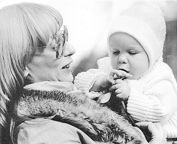 1977 Jako malá s maminkou.