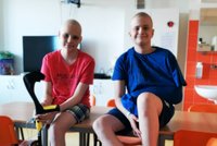 Kamarády spojila krutá nemoc: Péťa sní o bionické noze pro Jendu, aby spolu mohli na ryby