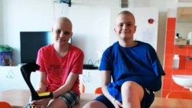 Kamarády spojila krutá nemoc: Péťa sní o bionické noze pro Jendu, aby spolu mohli na ryby