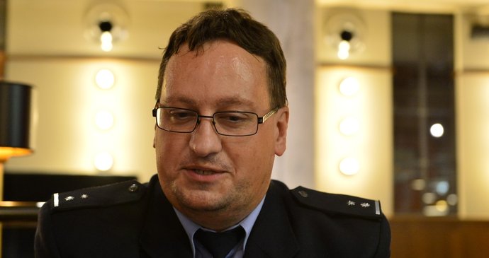 Policista Marek Dvořáček zůstal sám s pěti dětmi
