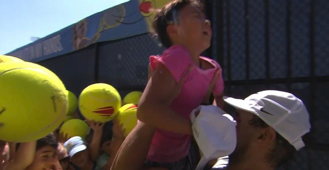 Rafael Nadal zachránil na US Open malého uplakaného chlapečka, jehož poté ulpnejšil a navrch mu věnoval vlastní podpis...