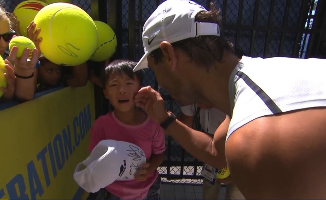 Rafael Nadal zachránil na US Open malého uplakaného chlapečka, jehož poté ulpnejšil a navrch mu věnoval vlastní podpis...