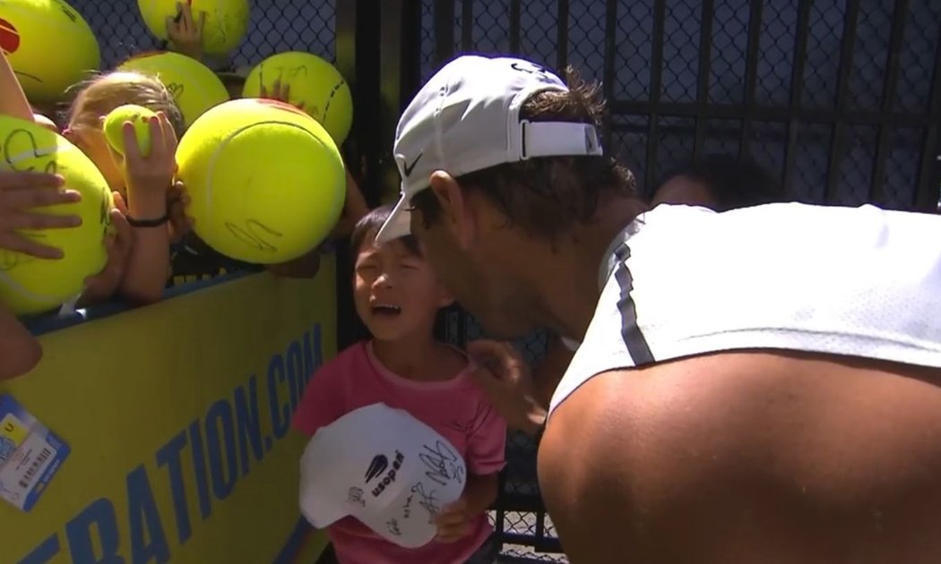 Rafael Nadal zachránil na US Open malého uplakaného chlapečka, jehož poté ulpnejšil a navrch mu věnoval vlastní podpis...