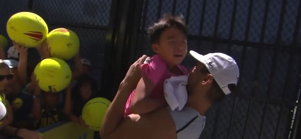 Rafael Nadal zachránil na US Open malého uplakaného chlapečka, jehož poté ulpnejšil a navrch mu věnoval vlastní podpis...