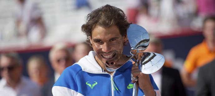 Rafael Nadal s trofejí za vítězství na turnaji v Hamburku