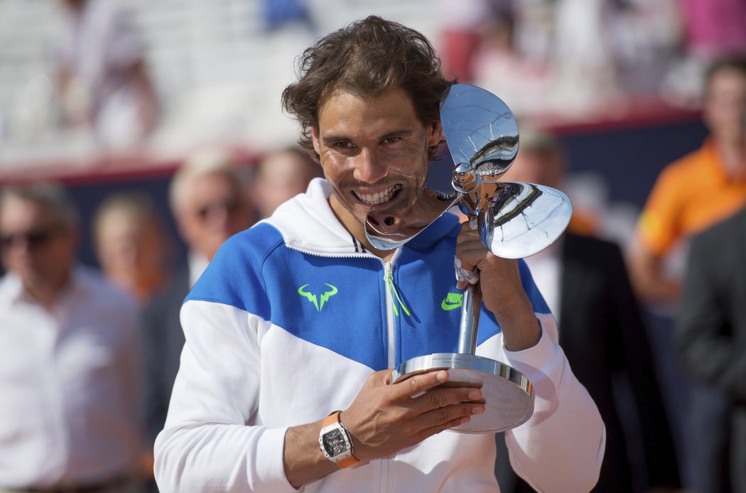 Rafael Nadal s trofejí za vítězství na turnaji v Hamburku