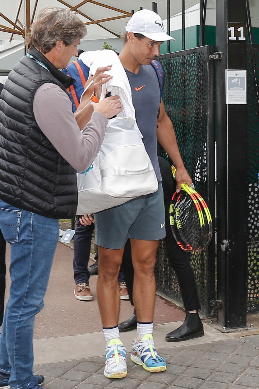 Rafael Nadal přichází na trénink v areálu Rolanda Garrose