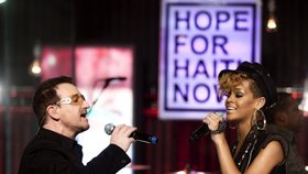 Rihanna a Bono zpívají duet na pomoc obětím zemětřesení.
