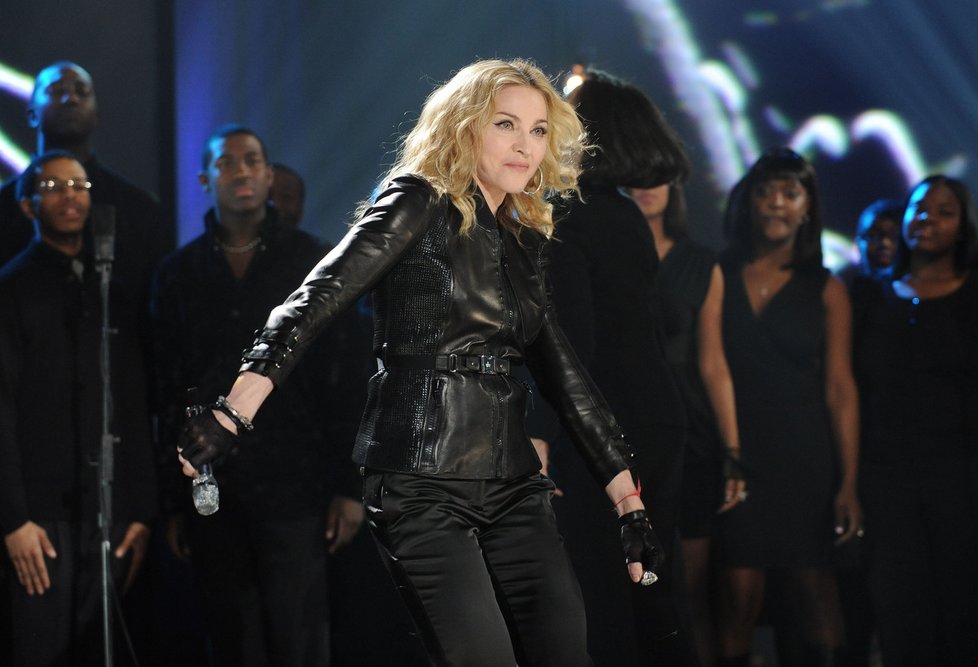 Madonna za pomoci sboru předvedla pořádnou šou.