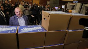 Boris Naděždin odevzdává 105 tisíc podpisů volební komisi (31. 1. 2024).