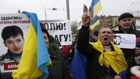 Protesty na podporu Savčenkové před ruskou ambasádou v Kyjevě