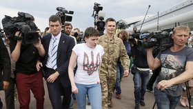 Nadija Savčenková je už v Kyjevě: Rusko a Ukrajina si vyměnily vězně.