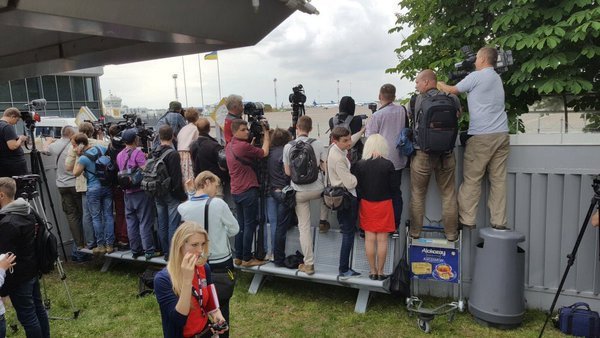 Novináři čekají na letadlo se Savčenkovou.