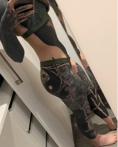 Nadine Andersonová je posedlá tetováním.