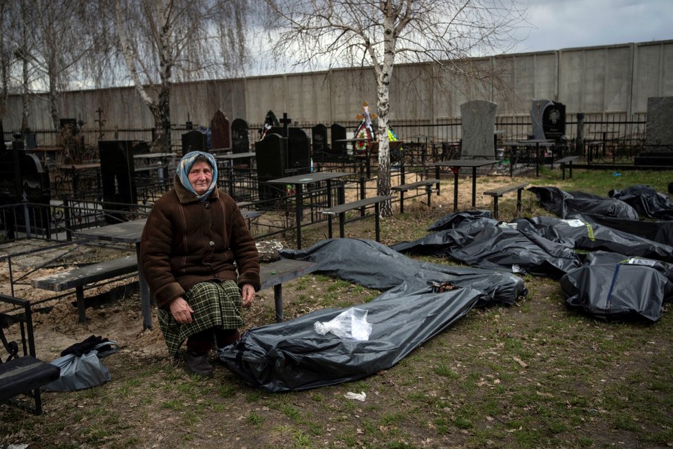 Válka na Ukrajině: Nadiya (70) přišla ve válce o svého syna Vadyma při obléhání Buči. Čeká na jeho pohřeb (16.4.2022)