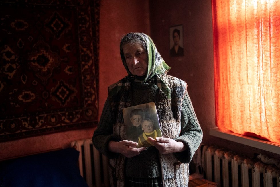 Válka na Ukrajině: Nadiya (70) přišla ve válce o svého syna Vadyma při obléhání Buči. Čeká na jeho pohřeb (16.4.2022)