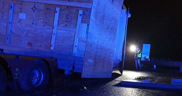 Tohle se nepovedlo! Řidič nadměrného nákladu podcenil v pondělí v noci situaci a zablokoval cestu z Kuřimi na Brno.