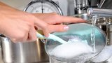 Řekněme si stručně, jak mýt nádobí ručně…! Přečtěte si tipy a rady!