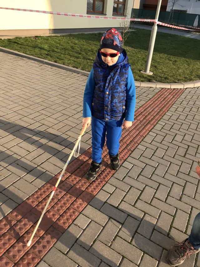 Od první operace je Vojtíšek nevidomý a musel se s tím naučit žít – používat bílou hůl, brailllovo písmo, prostorovou orientaci