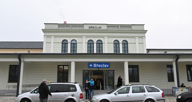 Správa železnic (SŽ) otevřela  v Břeclavi rekonstruovanou nádražní budovu za více než 70 milionů korun. Vrátila se jí podoba z roku 1889.