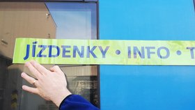 České dráhy polepí vagony, do kterých budou muset povinně nastupovat cestující bez jízdenky zeleným pásem.