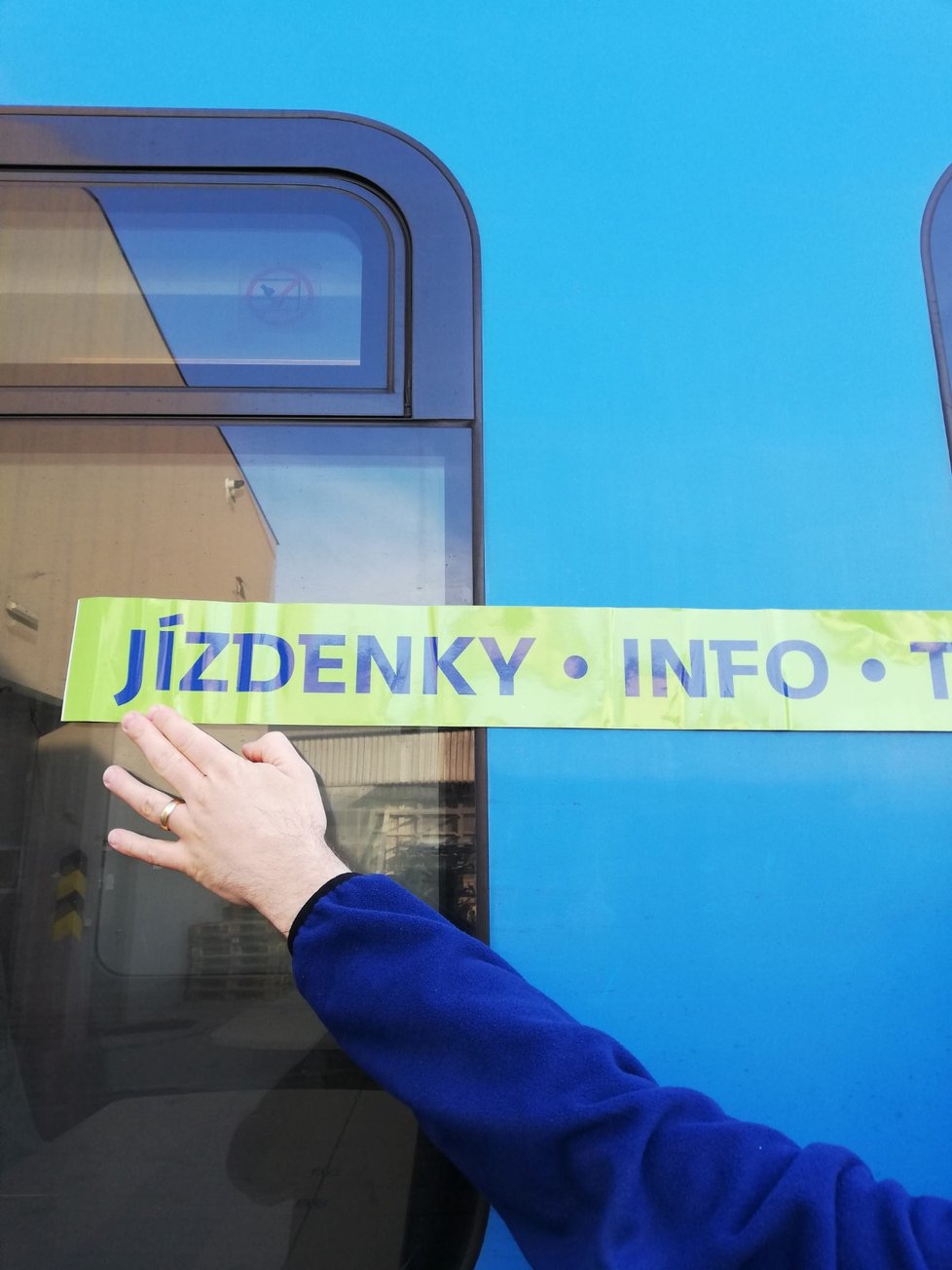 České dráhy polepí vagony, do kterých budou muset povinně nastupovat cestující bez jízdenky, zeleným pásem.