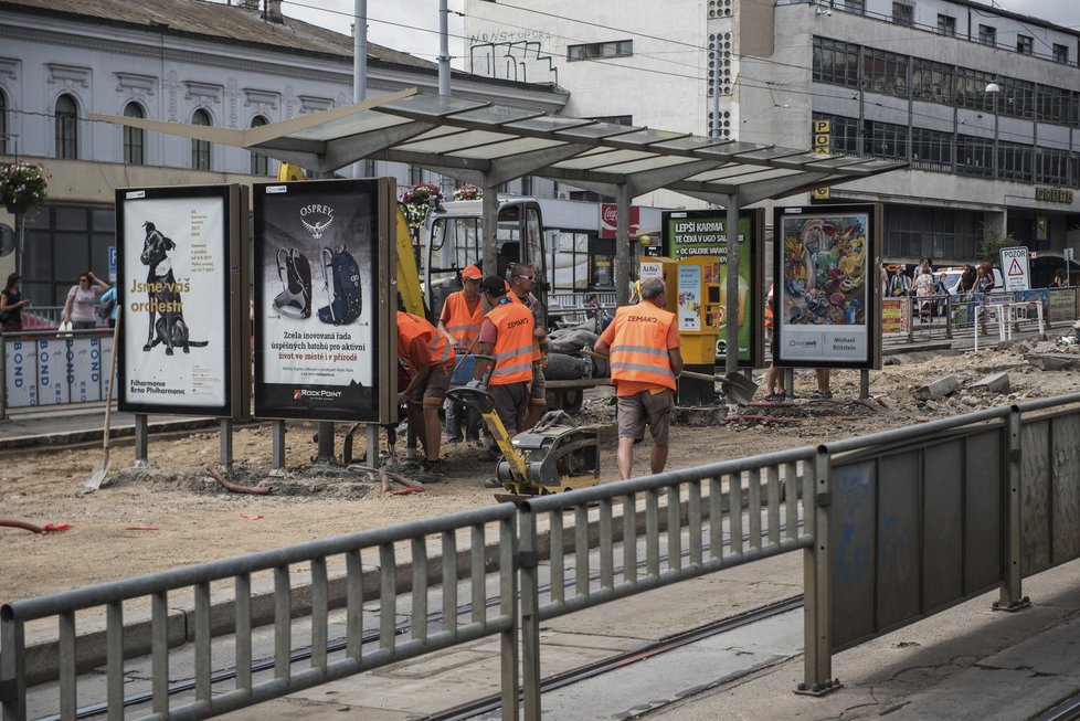 Dopravní chaos v Brně: V tuto chvíli probíhá oprava prostředního tramvajového ostrůvku.