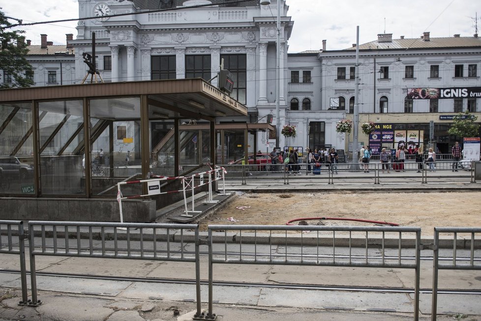 Na zastávku denně i přes zátarasy proudí desítky lidí, kteří jsou zvyklí odsud nastupovat.