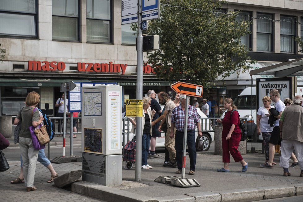 Dopravní chaos v Brně: Naznačené trasy cestující nechápou, zmateně bloudí často mezi auty.