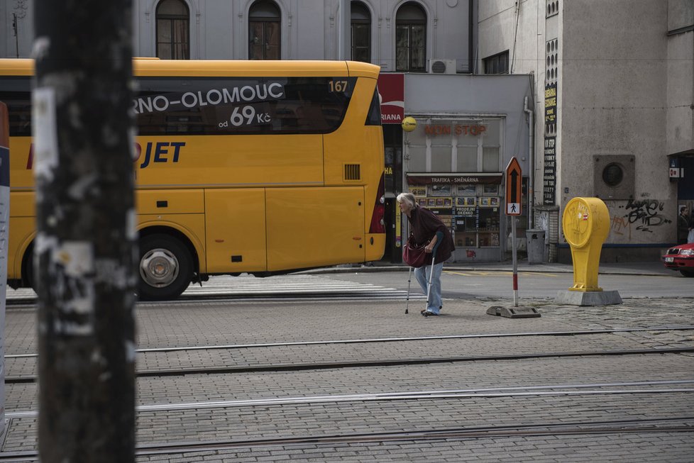 Dopravní chaos v Brně: Na hlavní nádraží nejezděte, pokud nemusíte! Auta, autobusy, tramvaje a spousta cestujících je potenciálně nebezpečná kombinace.