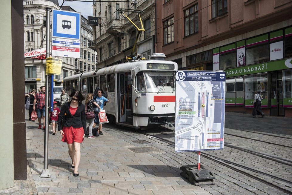 Dopravní chaos v Brně: další z náhradních tramvajových zastávek