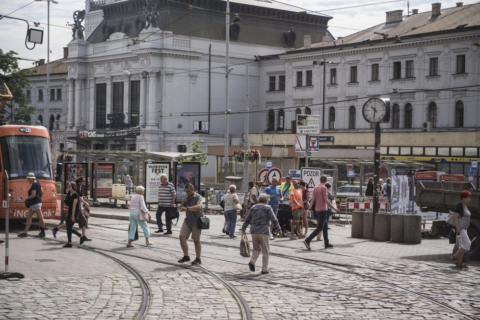 V létě se v okolí hlavního nádraží v Brně rekonstruoval prostor pro tramvaje. I to bylo pro cestující peklo. Nyní se chystá obří rekonstrukce samotného nádraží…