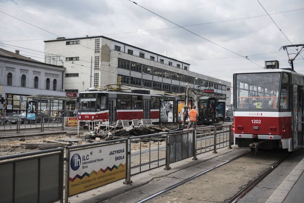 V létě se v okolí hlavního nádraží v Brně rekonstruoval prostor pro tramvaje. I to bylo pro cestující peklo. Nyní se chystá obří rekonstrukce samotného nádraží…