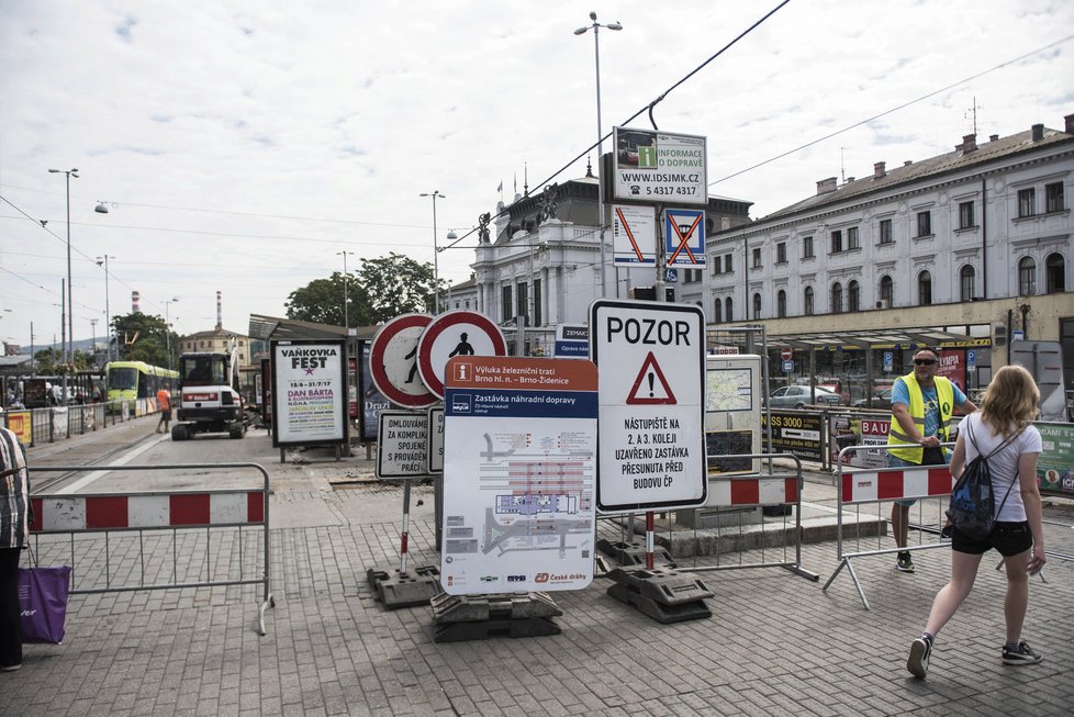 Dopravní chaos v Brně: spousta značek a upozornění, ze kterých jsou cestující zbytečně zmatení.