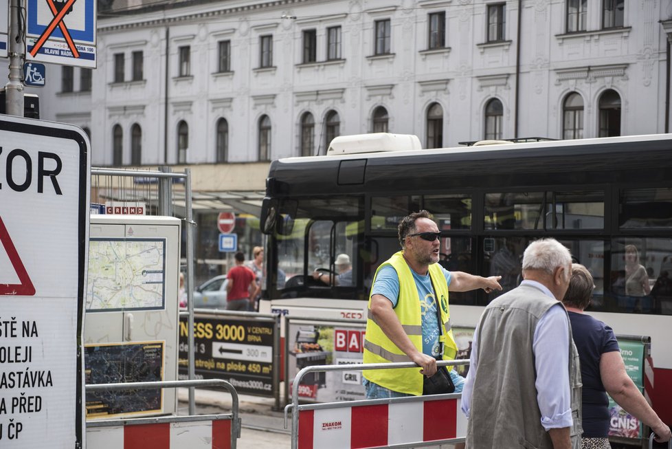 V létě se v okolí hlavního nádraží v Brně rekonstruoval prostor pro tramvaje. I to bylo pro cestující peklo. Nyní se chystá obří rekonstrukce samotného nádraží…